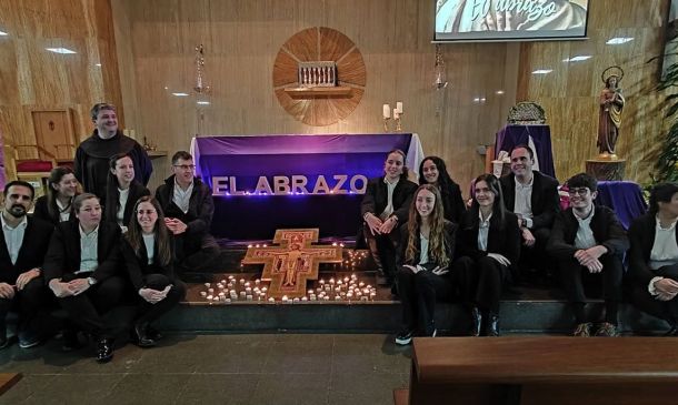 El abrazo vivo en la Parroquia Cristo de la Paz. Madrid
